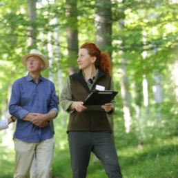 menschen bei einer waldführung im bestattungswald ruhebaum