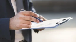 ein mann zeichnet eine liste ab