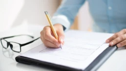 eine person füllt ein formular aus