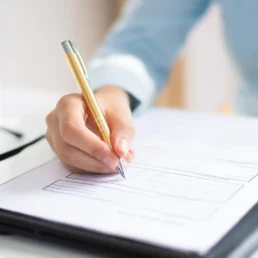 eine person füllt ein formular aus