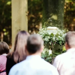 menschen bei einer ruhebaum trauerfeier