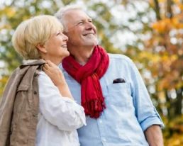 mann und frau vor einem wald