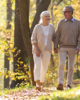 mann und frau gehen durch den wald