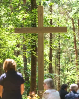 Holzkreuz am Andachtsplatz im Bestattungswald RUHEBAUM Schillingsf&uuml;rst