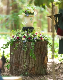 Blumenschmuck am Andachtsplatz bei der Er&ouml;ffnung von RUHEBAUM Schillingsf&uuml;rst
