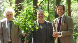 Baumpflanzung zur Er&ouml;ffnung des Bestattungswaldes RUHEBAUM Schillingsf&uuml;rst
